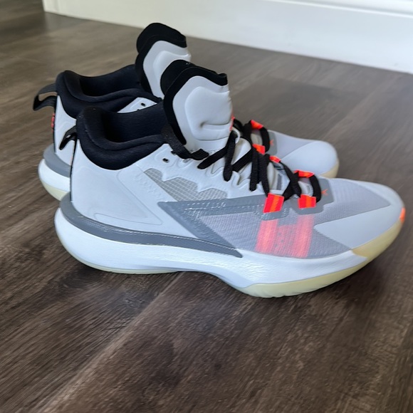 Nike Air Jordan Zion 1 Men's Sz 9.5 Light Smoke Grey Total Orange DA3130-008 - Picture 3 of 6